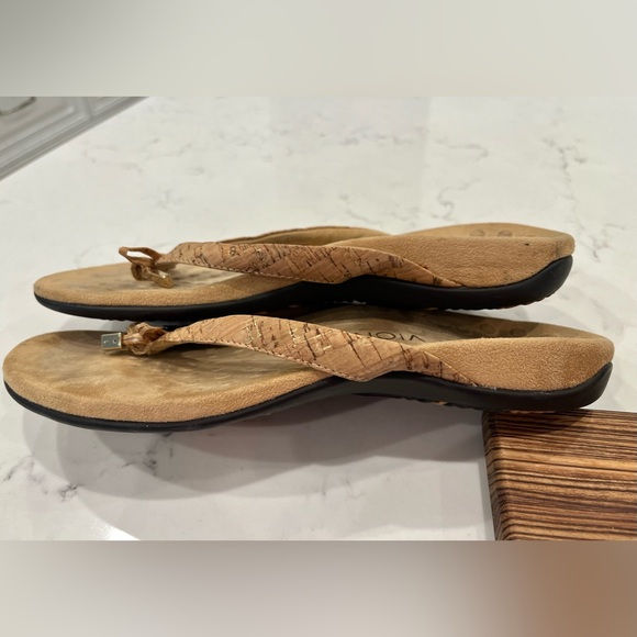 Vionic Bella Cork Flip Flops, size 8. - Picture 4 of 5
